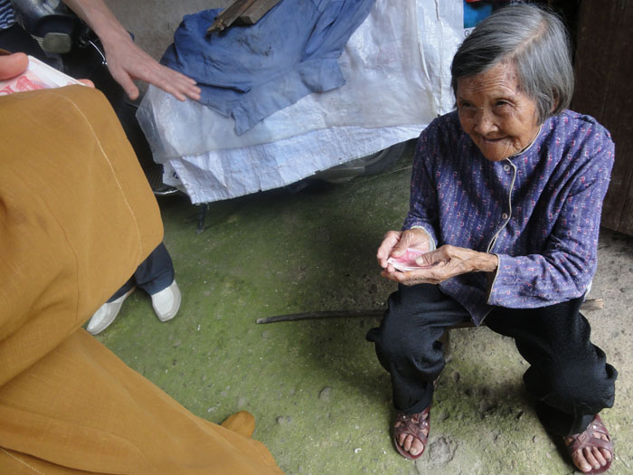 2013.6月扶贫济困 