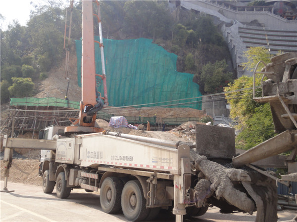 功德堂挡土墙正在施工中