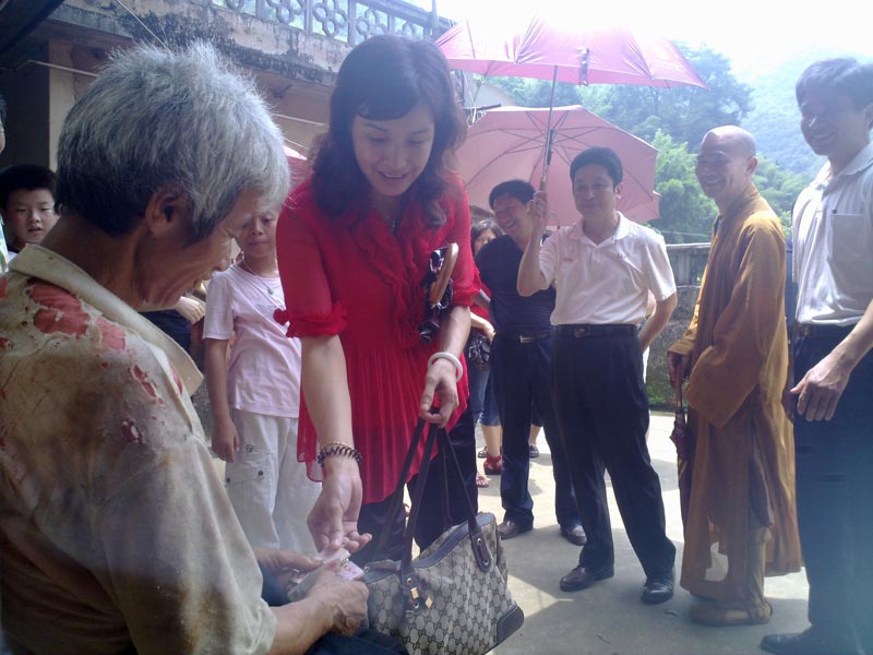 证荣法师与居士下乡慰问扶贫工作